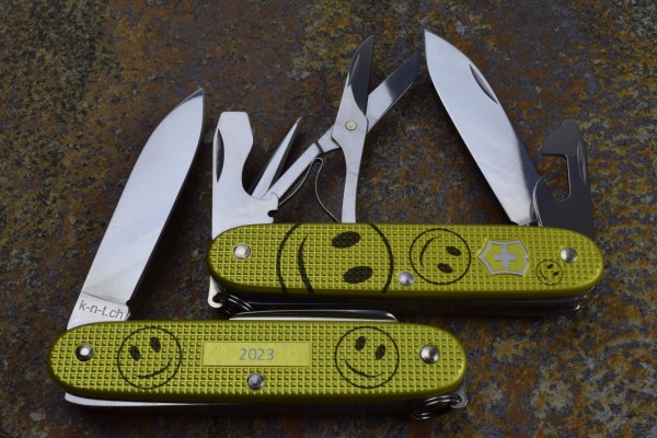 Victorinox Alox Pioneer X Smileys electric yellow 2023