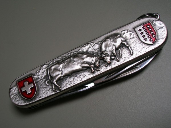 Victorinox Metal Spartan fighting cows